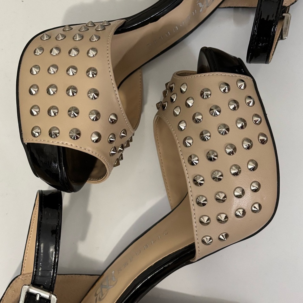 Rock & Republic Beige Silver Studded Black Stiletto Pump High Heels Shoes 6.5